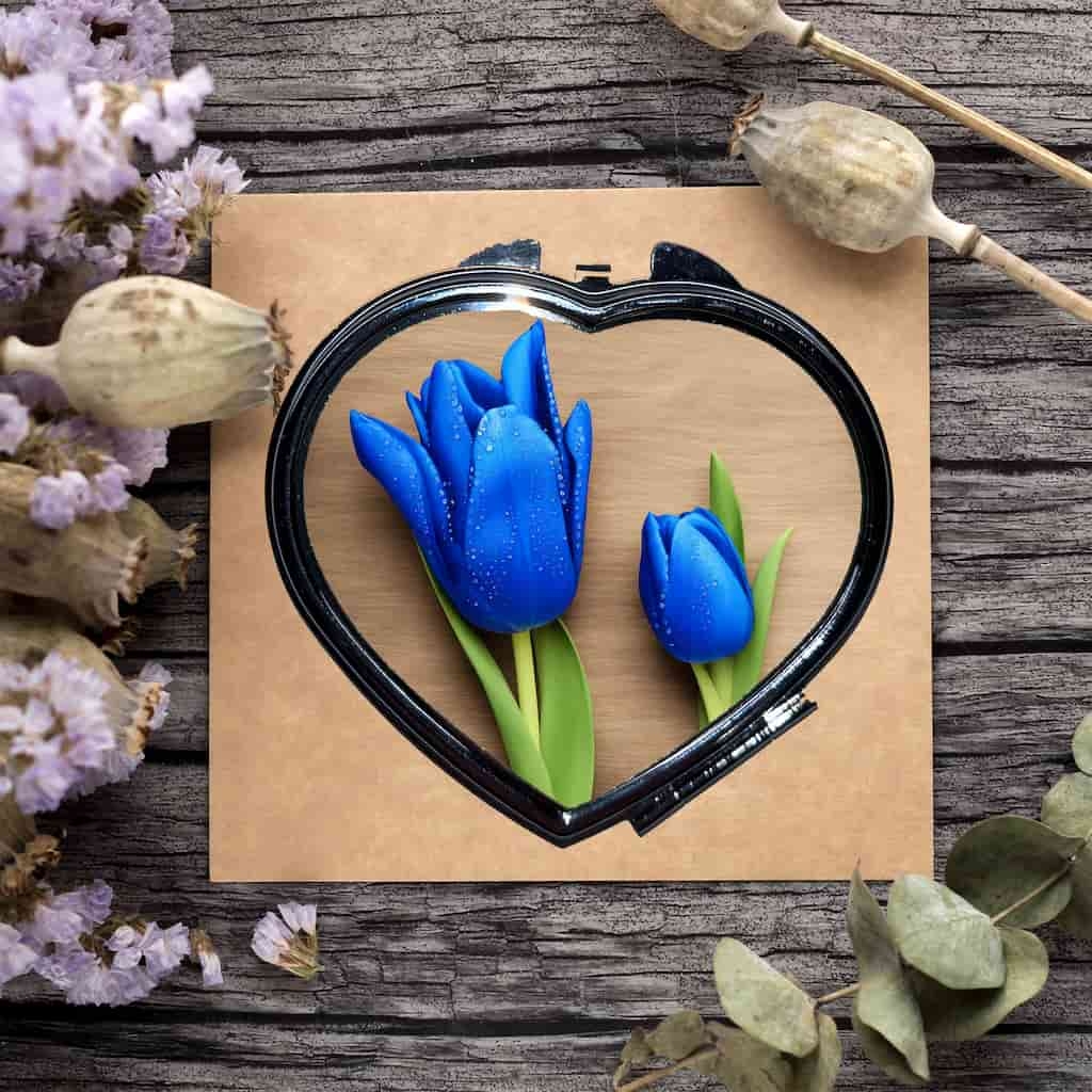 Sminktükör kék tulipánokkal